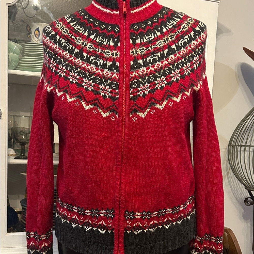 Tiara Red and Black Fair Isle Cardigan
Nordic ski lodge cozy ❄️